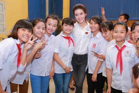 Á hậu Huyền My hồn nhiên khi đi từ thiện cùng Quang Tèo, Giang Còi - Ảnh 2 A hau Huyen My hon nhien khi di tu thien cung Quang Teo, Giang Coi - Anh 2