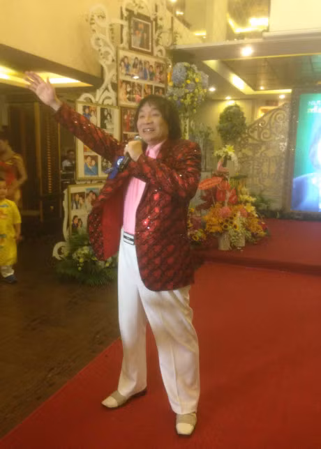 Ngac nhien khi o tuoi 67, NSUT Minh Vuong lai mung sinh nhat 