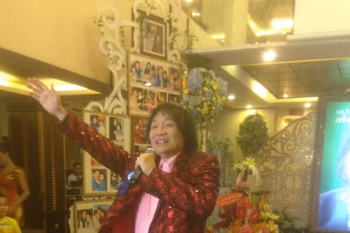 Ngạc nhiên khi ở tuổi 67, NSƯT Minh Vương lại mừng sinh nhật "tuổi 40"