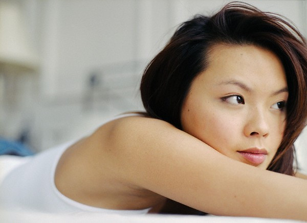 Cô biết mình không phải sắc nước hương trời hay xinh đẹp nổi bật gì, nhưng ai cũng khen cô có duyên (Ảnh minh họa).
