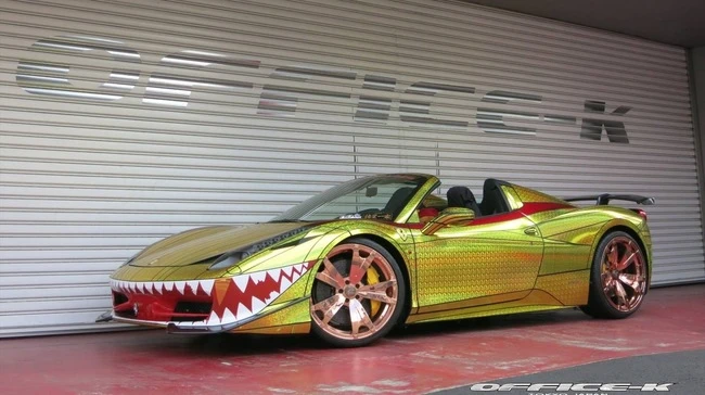 Chiếc Ferrari 458 Spider dưới đây có tên "Golden Shark" được độ theo phong cách chiến đấu cơ P-40 và sử dụng lazăng Forgiato mạ vàng 24 karat.