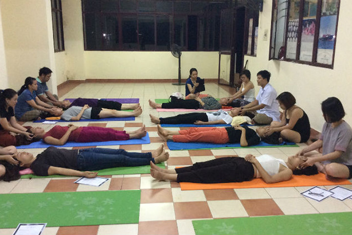 Chị em Hà thành bỏ tiền triệu rủ nhau đi học massage gia đình