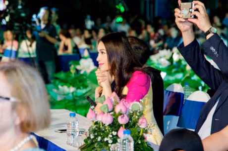 A hau Le Hang gay thuong nho voi ao dai truyen thong - Anh 7