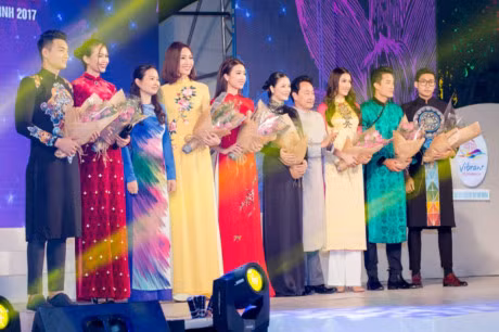 A hau Le Hang gay thuong nho voi ao dai truyen thong - Anh 8