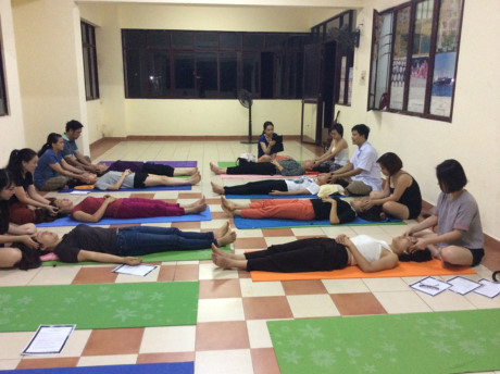 Chị em Hà thành bỏ tiền triệu rủ nhau đi học massage gia đình - Ảnh 2 Chi em Ha thanh bo tien trieu ru nhau di hoc massage gia dinh - Anh 2