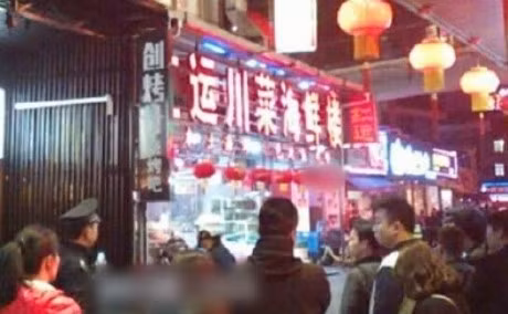 Sap nha hang o TQ, nhieu nguoi bi vui lap - Anh 1