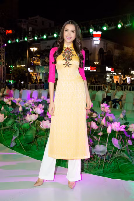 A hau Le Hang gay thuong nho voi ao dai truyen thong - Anh 1