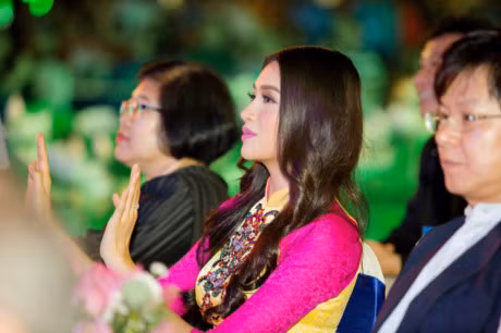 A hau Le Hang gay thuong nho voi ao dai truyen thong - Anh 6