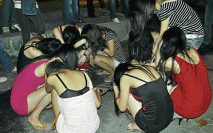 Các nạn nhân trong một vụ truy quét hộp đêm ở Kuala Lumpur. Ảnh: NST