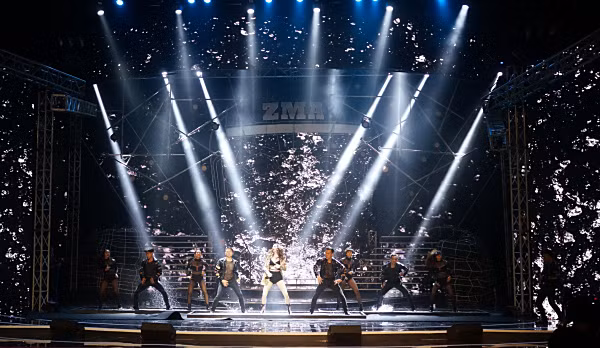 Hồ Ngọc Hà và màn nhảy với nước vô cùng sôi động