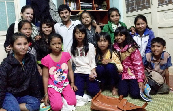 Lớp học tiếng Anh do Siu Hril mở ngày càng đông các em đến học.