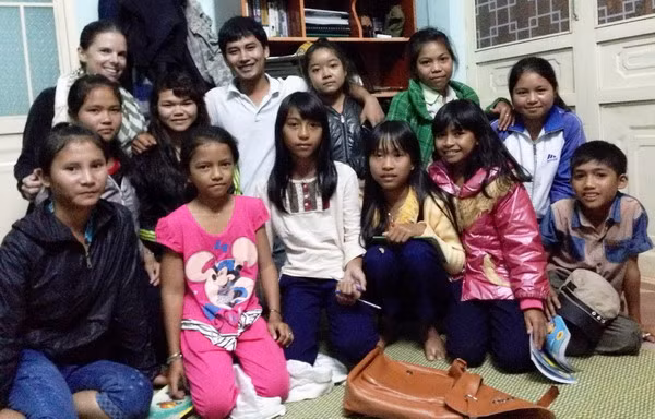 Lớp học tiếng Anh do Siu Hril mở ngày càng đông các em đến học.