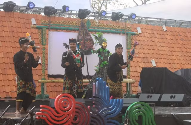 Những con rối từ rác thải sẽ được dùng để kêu gọi mọi người bảo vệ môi trường. Những con rối từ rác thải sẽ được dùng để kêu gọi mọi người bảo vệ môi trường.