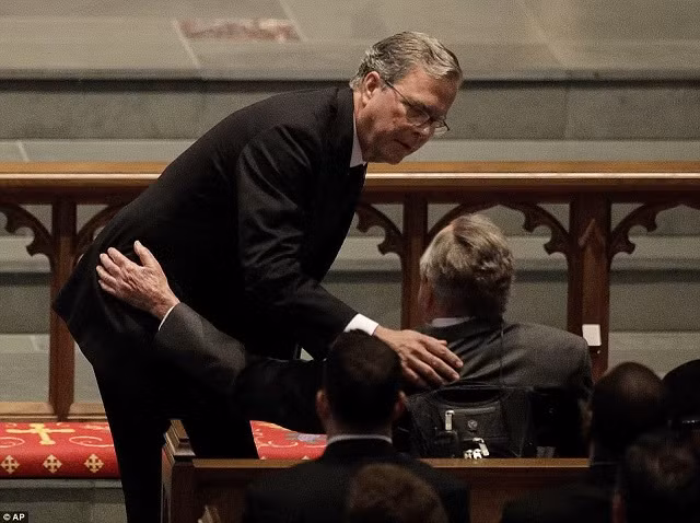 Thống đốc bang Florida Jeb Bush an ủi cha mình Thống đốc bang Florida Jeb Bush an ủi cha mình