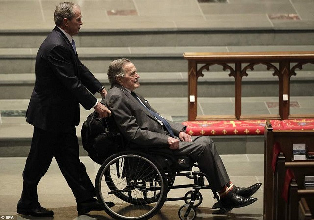 Cựu Tổng thống George W. Bush đưa cha tới lễ tang mẹ