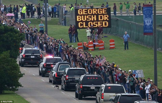 Đoàn xe đưa bà Barbara về nơi an nghỉ cuối cùng