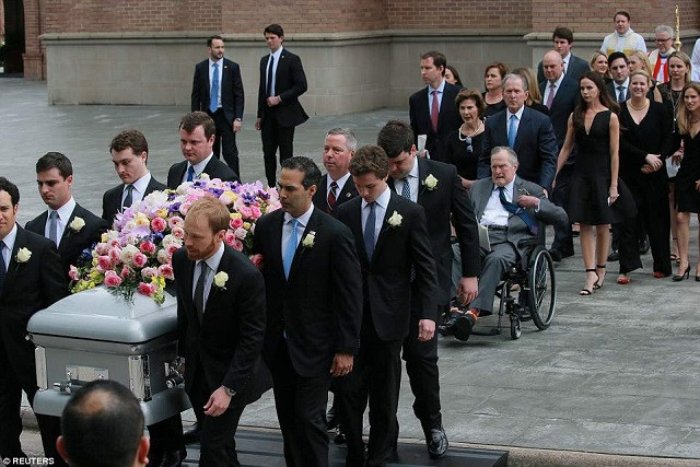 Cựu Tổng thống Mỹ George H.W. Bush và gia đình đưa tiễn bà Barbara Bush