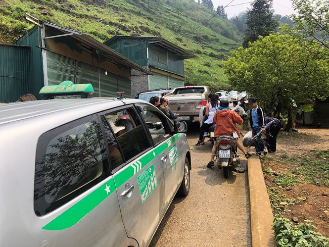 Đường vào các bản du lịch xảy ra tình trạng ách tắc nghiêm trọng.