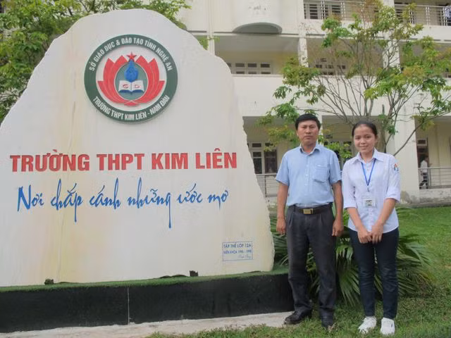 Hai thầy trò dưới mái trường THPT Kim Liên (huyện Nam Đàn, Nghệ An).