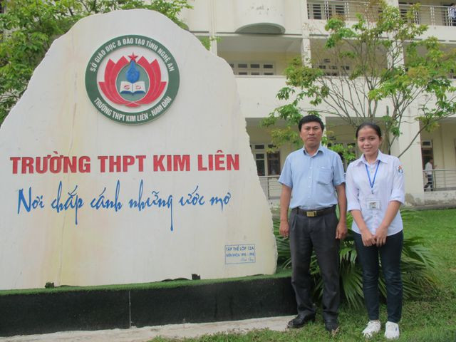 Hai thầy trò dưới mái trường THPT Kim Liên (huyện Nam Đàn, Nghệ An). Hai thầy trò dưới mái trường THPT Kim Liên (huyện Nam Đàn, Nghệ An).