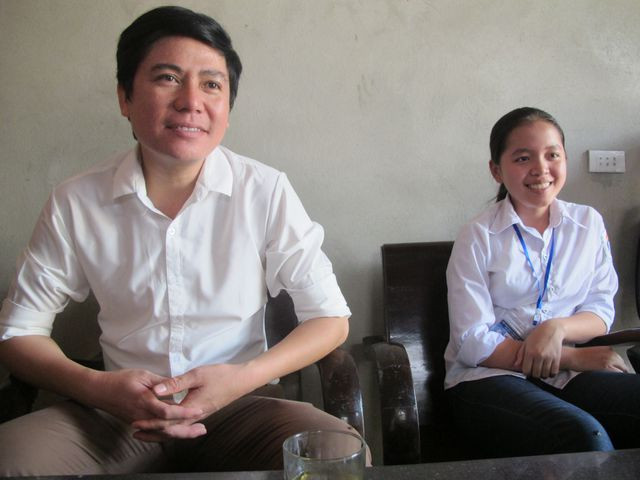 Thầy giáo chủ nhiệm Hoàng Mạnh Thắng đến thăm gia đình Thoa. Thầy Thắng rất gần gũi với gia cảnh học sinh. Thầy giáo chủ nhiệm Hoàng Mạnh Thắng đến thăm gia đình Thoa. Thầy Thắng rất gần gũi với gia cảnh học sinh.