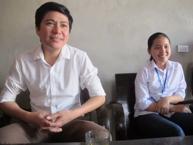 Thầy giáo chủ nhiệm Hoàng Mạnh Thắng đến thăm gia đình Thoa. Thầy Thắng rất gần gũi với gia cảnh học sinh.