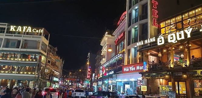 Tối ngày 27/4, hàng nghìn người đổ về Sa Pa bắt đầu kỳ nghỉ lễ.