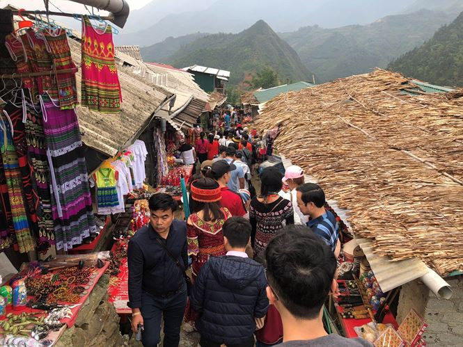 Sáng 28/4, du khách đổ về các bản du lịch ở Sa Pa.