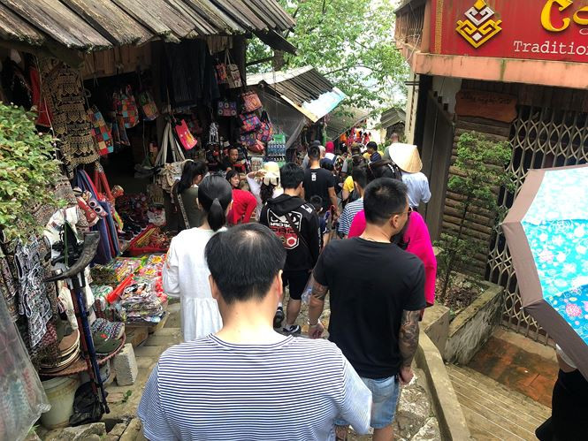 Du khách quá đông, khiến các lối vào bản Cát Cát đông nghịt, tắc đường.