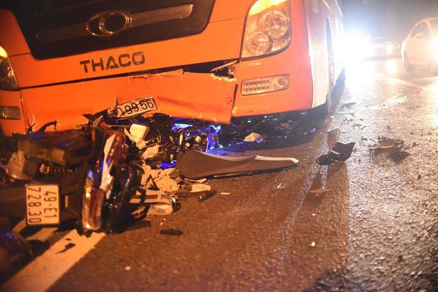 Chiếc xe máy vỡ vụn sau cứ đâm trực diện vào xe khách. Ảnh: LÂM THIÊN. Chiếc xe máy vỡ vụn sau cứ đâm trực diện vào xe khách. Ảnh: LÂM THIÊN.
