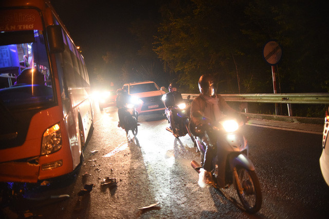 Các phương tiện qua đèo Prenn gặp nhiều khó khăn. Ảnh: LÂM THIÊN. Các phương tiện qua đèo Prenn gặp nhiều khó khăn. Ảnh: LÂM THIÊN.