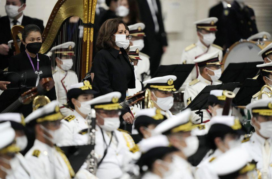 Phó Tổng thống Mỹ Kamala Harris tới dự tang lễ. Phó Tổng thống Mỹ Kamala Harris tới dự tang lễ.