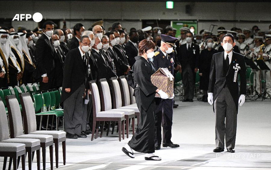 Bà Akie Abe, phu nhân của ông Abe, ôm hũ đựng tro cốt của chồng tiến vào Lễ đường Nippon Budokan. Bà Akie Abe, phu nhân của ông Abe, ôm hũ đựng tro cốt của chồng tiến vào Lễ đường Nippon Budokan.