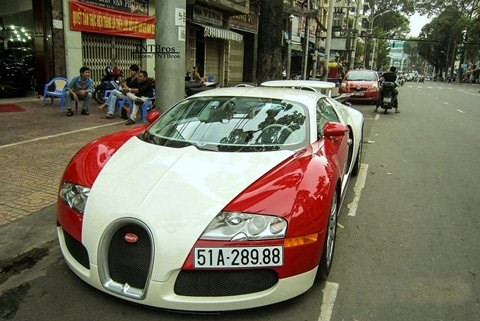Bugatti Veyron trong một lần hiếm hoi xuất hiện trên đường. Ảnh: TNTBros.
