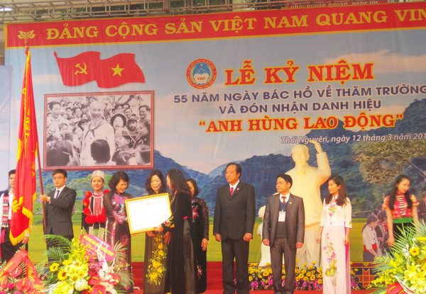 Nhà giáo Ưu tú – Thứ trưởng Nguyễn Thị Nghĩa tặng cờ và Bằng khen cho Nhà trường Nhà giáo Ưu tú – Thứ trưởng Nguyễn Thị Nghĩa tặng cờ và Bằng khen cho Nhà trường