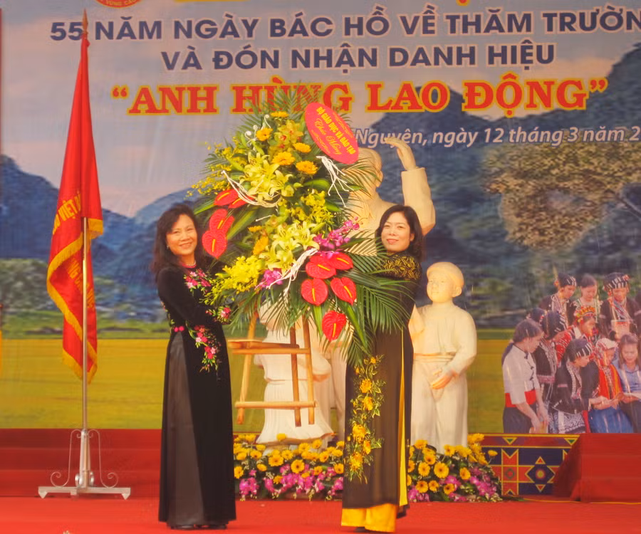 Thứ trưởng Bộ GD&ĐT Nguyễn Thị Nghĩa tặng hoa cho nhà trường