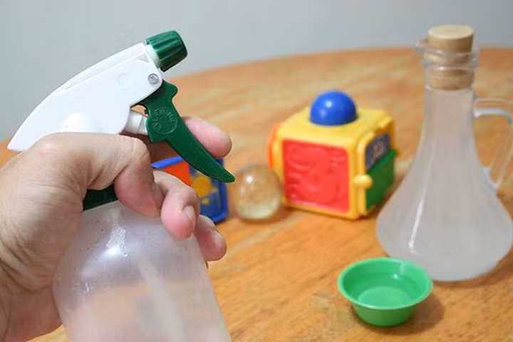 Bao lâu thì nên vệ sinh đồ chơi cho trẻ và làm thế nào để vừa sạch sẽ lại an toàn?