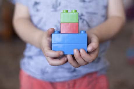 Bao lau thi nen ve sinh do choi cho tre va lam the nao de vua sach se lai an toan? - Anh 4