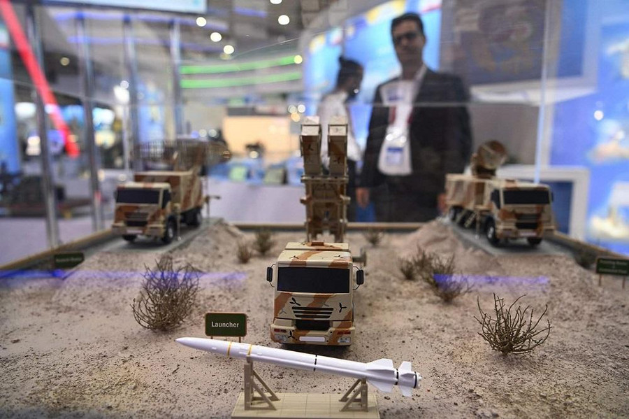 Mô hình hệ thống tên lửa phòng không AD-120 tại gian trưng bày của Bộ Quốc phòng Iran