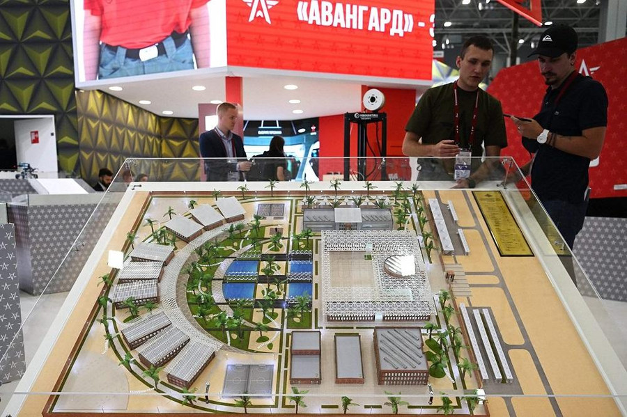 Triển lãm giới thiệu dự án trung tâm giáo dục lòng yêu nước - quân sự cho thanh niên &quot;Avangard&quot; ở Abu Dhabi