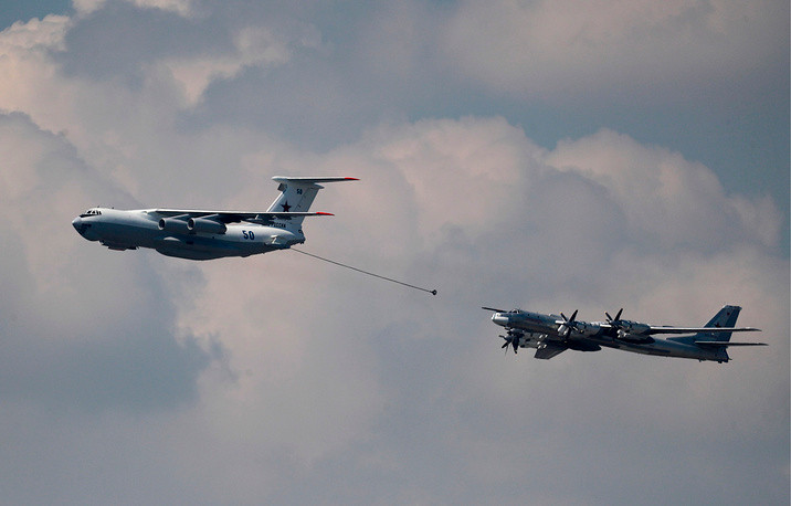 Máy bay ném bom chiến lược Tupolev Tu-95MSM và máy bay tiếp nhiên liệu trên không Ilyushin Il-78 Máy bay ném bom chiến lược Tupolev Tu-95MSM và máy bay tiếp nhiên liệu trên không Ilyushin Il-78