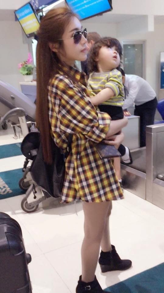Elly Trần và con gái Cadie Mộc Trà lên đường đi du lịch nhân dịp lễ dài ngày. 