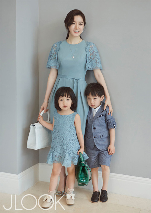 Lee Young Ae hạnh phúc bên hai thiên thần nhỏ ảnh 1 young-ae-4-5337-1430385285.jpg