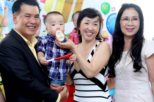 Hữu Nghĩa đãi tiệc thôi nôi con trai 