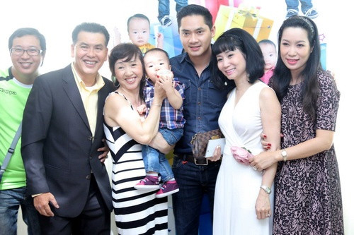 Hữu Nghĩa đãi tiệc thôi nôi con trai 