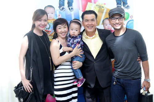 Hữu Nghĩa đãi tiệc thôi nôi con trai 