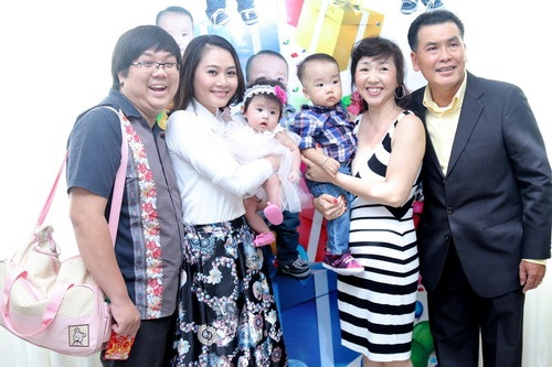 Hữu Nghĩa đãi tiệc thôi nôi con trai 