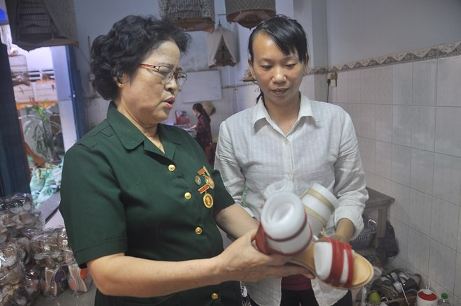 Cơ sở sản xuất giày da tại đường Quang Trung, P.10, Q. Gò Vấp của bà Út tạo công ăn việc làm cho gần 100 lao động. Cơ sở sản xuất giày da tại đường Quang Trung, P.10, Q. Gò Vấp của bà Út tạo công ăn việc làm cho gần 100 lao động.