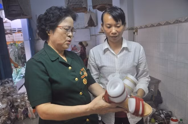 Cơ sở sản xuất giày da tại đường Quang Trung, P.10, Q. Gò Vấp của bà Út tạo công ăn việc làm cho gần 100 lao động. Cơ sở sản xuất giày da tại đường Quang Trung, P.10, Q. Gò Vấp của bà Út tạo công ăn việc làm cho gần 100 lao động.