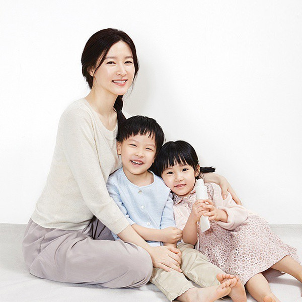Lee Young Ae hạnh phúc bên hai thiên thần nhỏ ảnh 6 Ba mẹ con cùng xuất hiện trong loạt hình quảng cáo cho một sản phẩm chăm sóc da tháng trước.